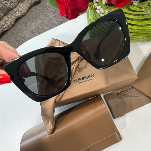 ONE DAY SALE✨
SALE✨🤍BURBERRY Marriane cat eye Black Sunglasses 🤍 - Picture 13 of 16
